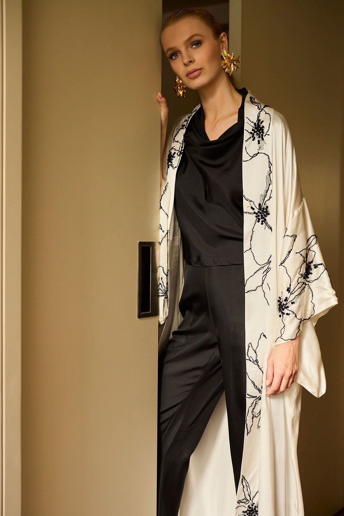 Natori Couture Yumi Embroidered Silk Robe